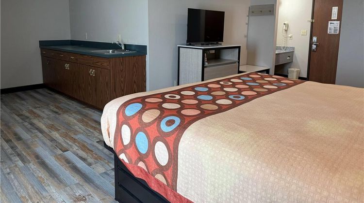 Super 8 Frankfort Room
