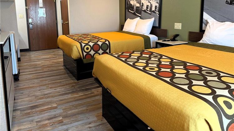 Super 8 Frankfort Room