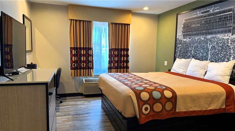 Super 8 Frankfort Room