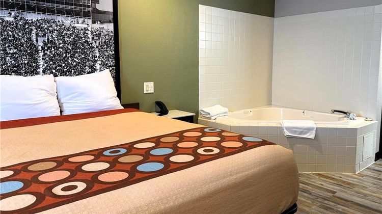 Super 8 Frankfort Room