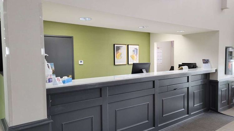 Super 8 Aurora/Naperville Area Lobby