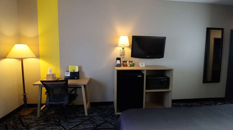 Super 8 Perryville Room