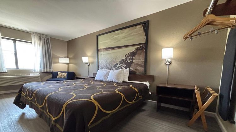 Super 8 Alton Room