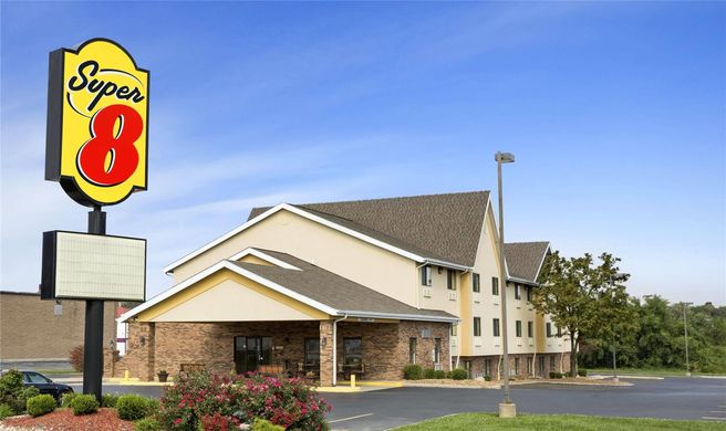 Super 8 Alton Exterior