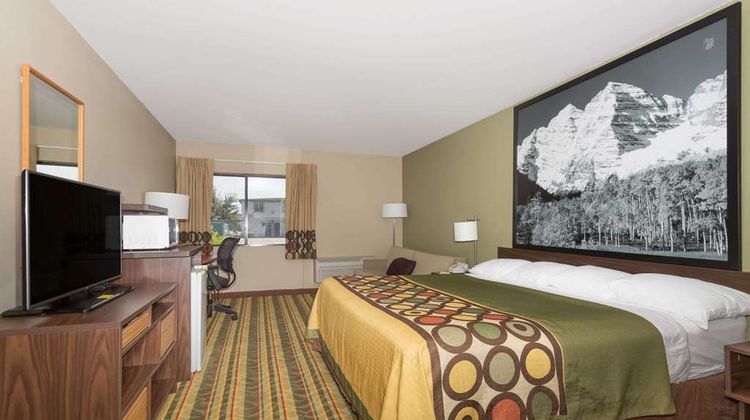 Super 8 Sterling Room