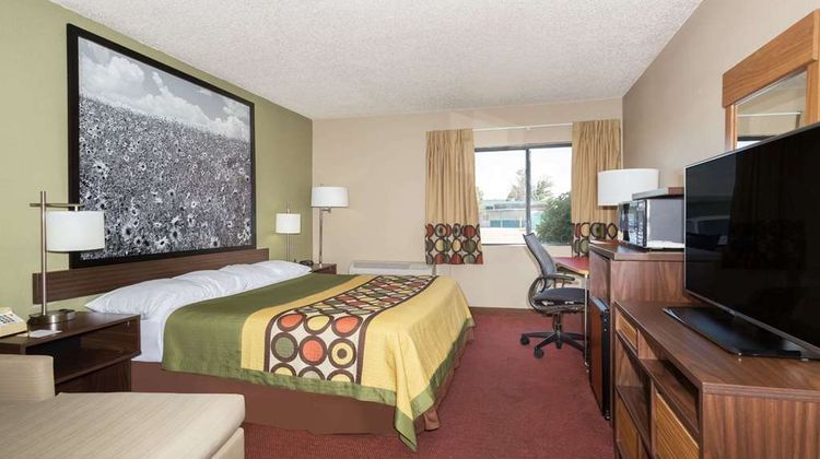 Super 8 Sterling Room
