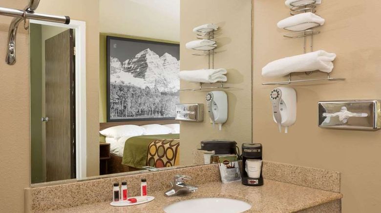 <b>Super 8 Sterling Room</b>. Images powered by <a href="https://iceportal.shijigroup.com/" title="IcePortal" target="_blank">IcePortal</a>.