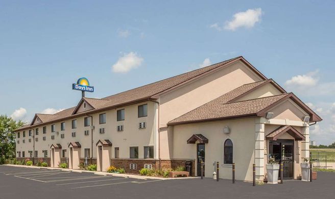 Days Inn Le Roy Bloomington Southeast Exterior