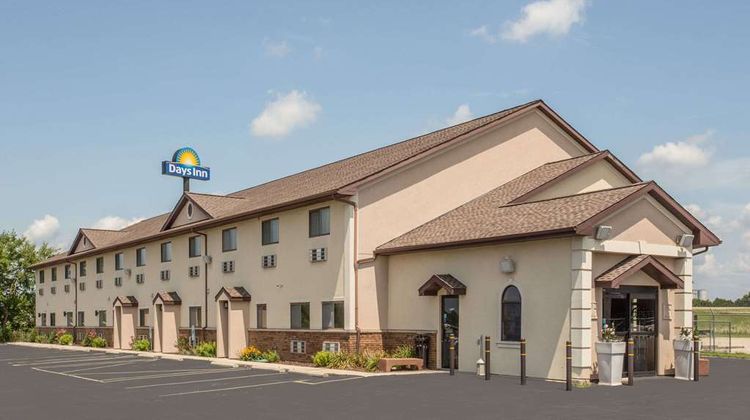 Days Inn Le Roy Bloomington Southeast Exterior