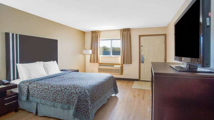 Days Inn Le Roy Bloomington Southeast Room