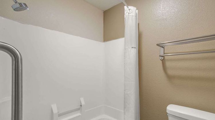 Days Inn Le Roy Bloomington Southeast Room