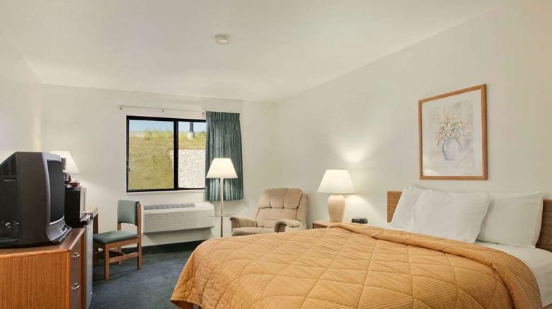 <b>Super 8 Peoria East Room</b>. Images powered by <a href="https://iceportal.shijigroup.com/" title="IcePortal" target="_blank">IcePortal</a>.