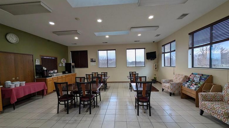 <b>Super 8 DeKalb Other</b>. Images powered by <a href="https://iceportal.shijigroup.com/" title="IcePortal" target="_blank">IcePortal</a>.