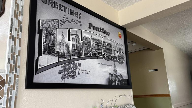 <b>Super 8 Pontiac Lobby</b>. Images powered by <a href="https://iceportal.shijigroup.com/" title="IcePortal" target="_blank">IcePortal</a>.