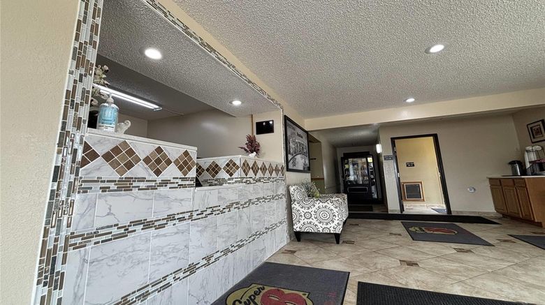 <b>Super 8 Pontiac Lobby</b>. Images powered by <a href="https://iceportal.shijigroup.com/" title="IcePortal" target="_blank">IcePortal</a>.
