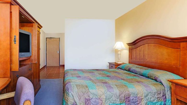 <b>Super 8 Klamath Falls Room</b>. Images powered by <a href="https://iceportal.shijigroup.com/" title="IcePortal" target="_blank">IcePortal</a>.