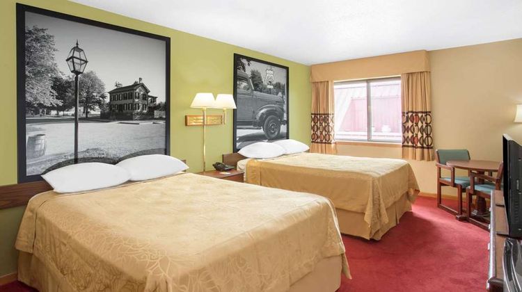 Super 8 Normal Bloomington Room