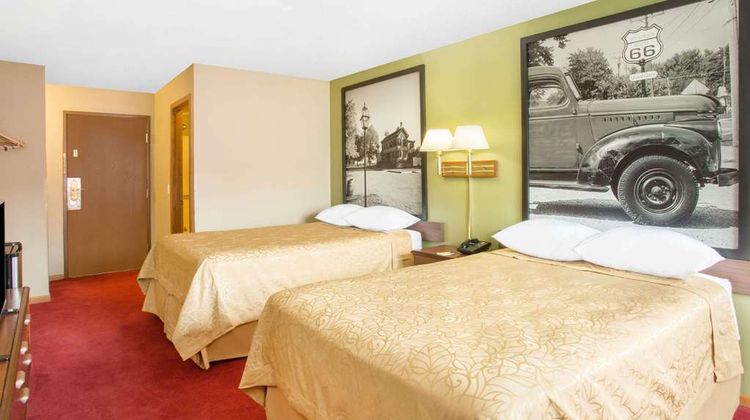 Super 8 Normal Bloomington Room
