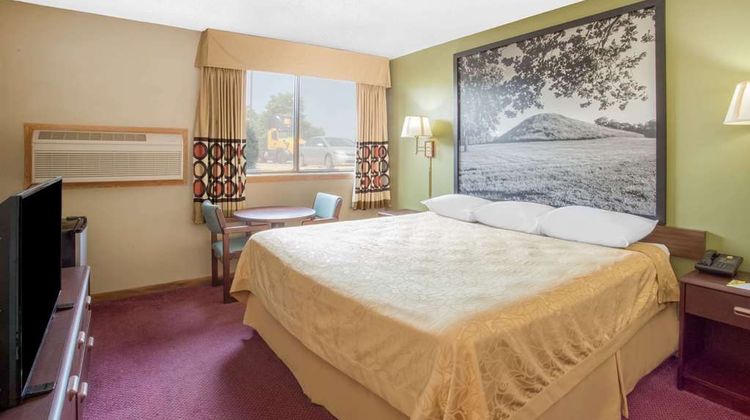 Super 8 Normal Bloomington Room