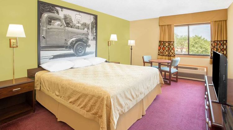 Super 8 Normal Bloomington Room