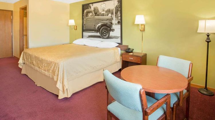Super 8 Normal Bloomington Room