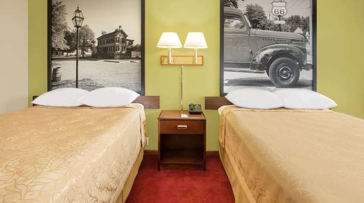 Super 8 Normal Bloomington Room