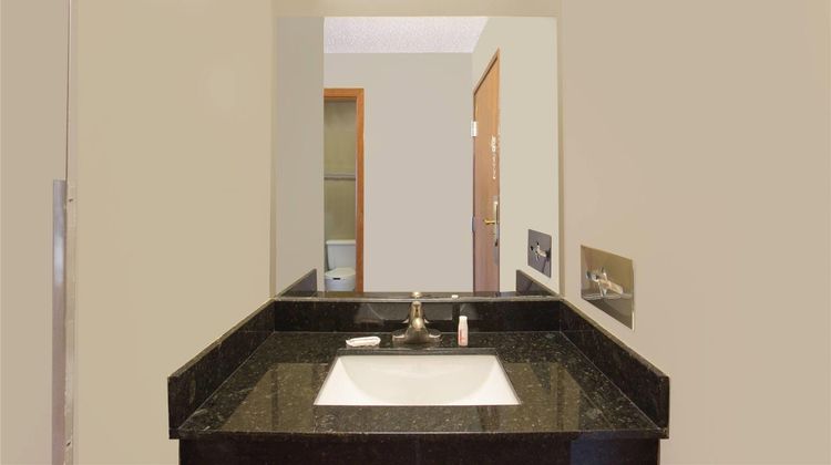 Super 8 Normal Bloomington Room