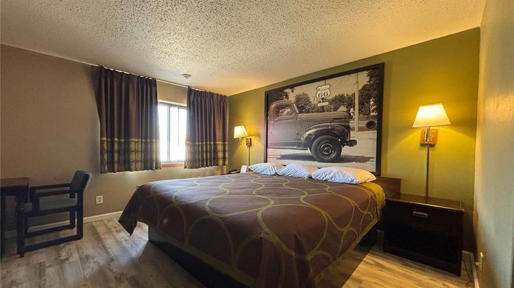 Super 8 Normal Bloomington Room