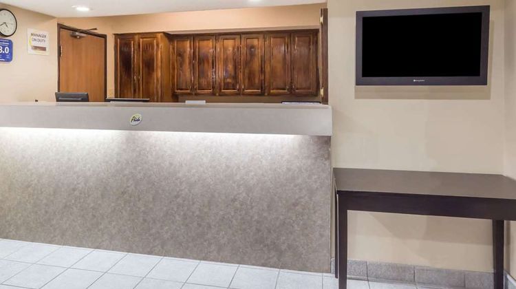Super 8 Mundelein/Libertyville Area Lobby