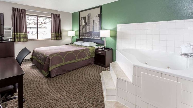 Super 8 Mundelein/Libertyville Area Suite