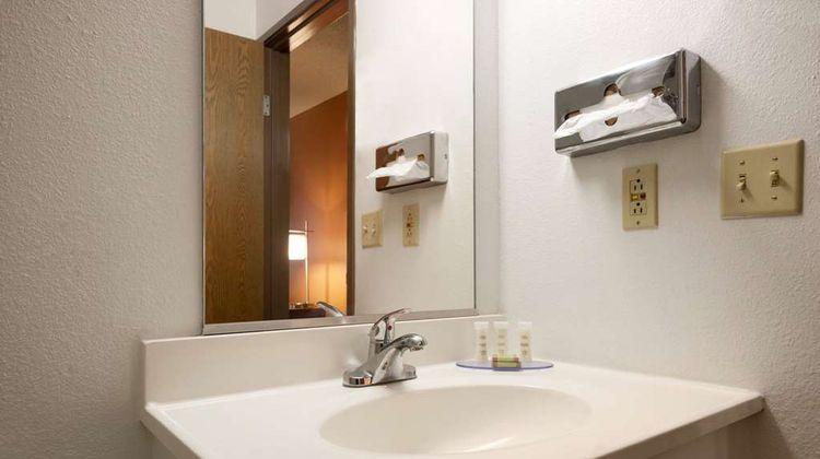 Super 8 Peoria Room