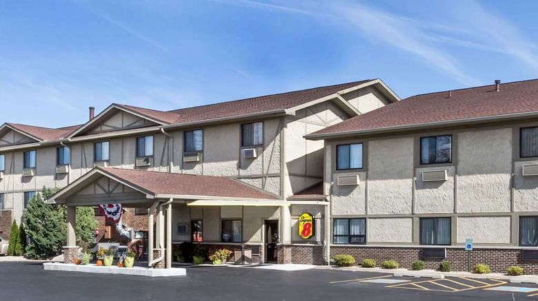 Super 8 Ottawa Starved Rock Exterior. Images powered by <a href="https://iceportal.shijigroup.com" target="_blank" rel="noopener">Ice Portal</a>.