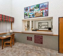 Super 8 Ottawa Starved Rock Lobby
