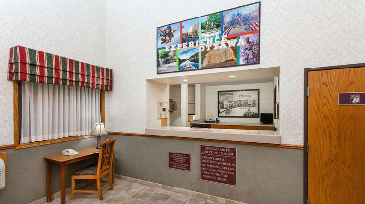 Super 8 Ottawa Starved Rock Lobby