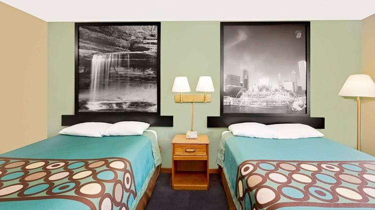 Super 8 Macomb Room