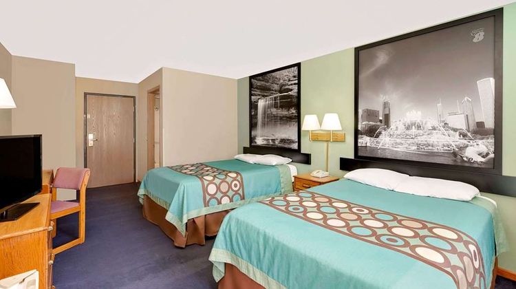 Super 8 Macomb Room