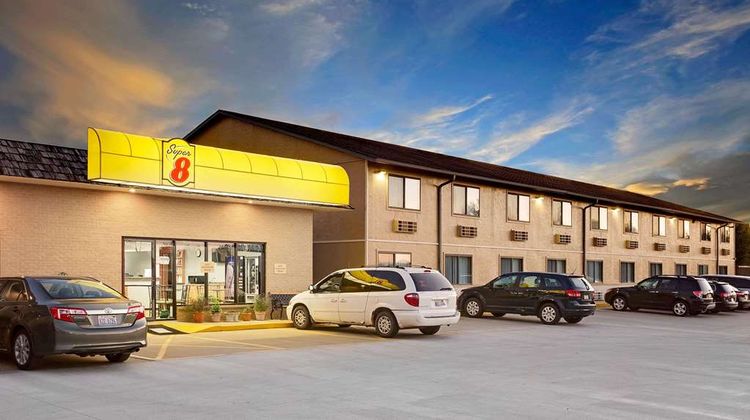 Super 8 Macomb Exterior