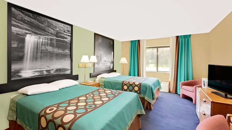 Super 8 Macomb Room
