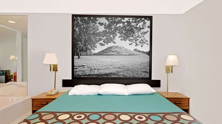 Super 8 Macomb Suite