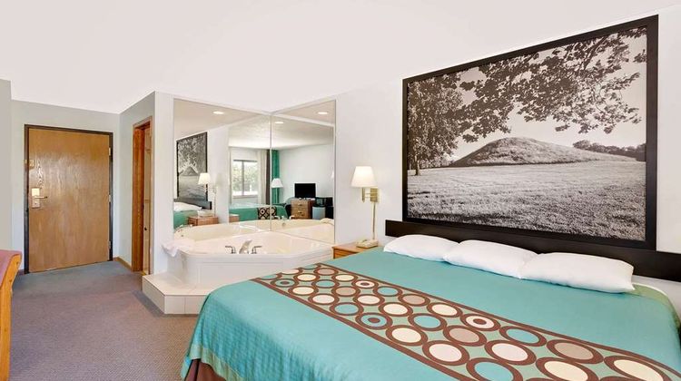 Super 8 Macomb Suite