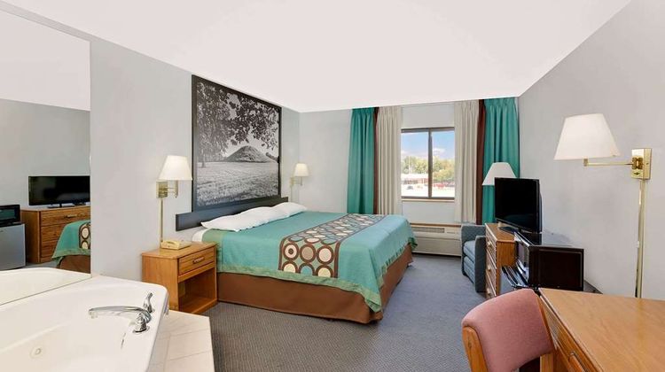Super 8 Macomb Suite