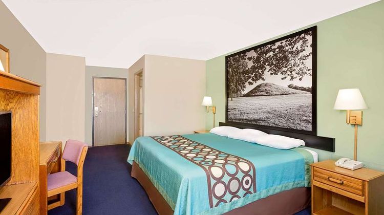 Super 8 Macomb Room