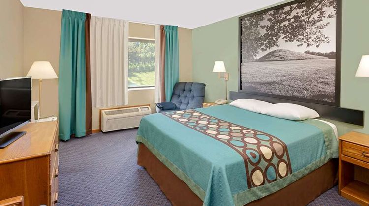 Super 8 Macomb Room