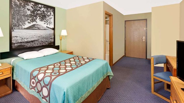 Super 8 Macomb Room