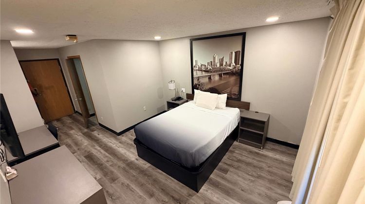 Super 8 Macomb Room
