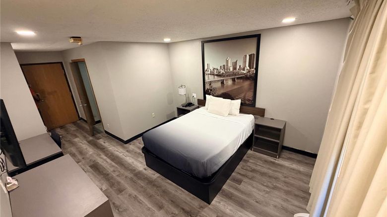 <b>Super 8 Macomb Room</b>. Images powered by <a href="https://iceportal.shijigroup.com/" title="IcePortal" target="_blank">IcePortal</a>.