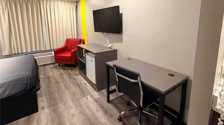 Super 8 Macomb Room