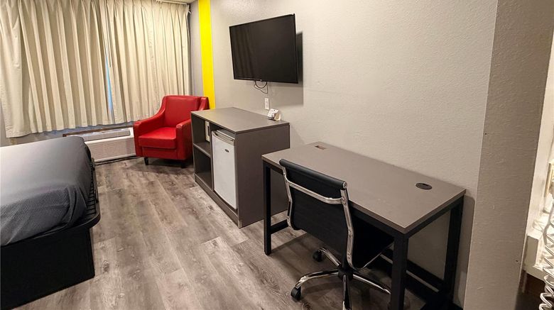 <b>Super 8 Macomb Room</b>. Images powered by <a href="https://iceportal.shijigroup.com/" title="IcePortal" target="_blank">IcePortal</a>.