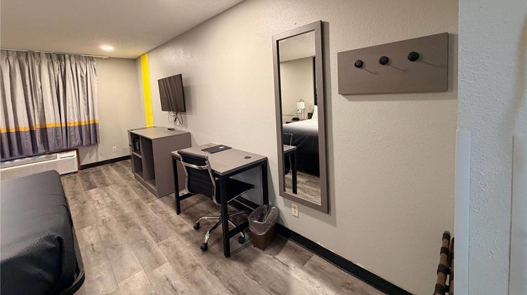 Super 8 Macomb Room
