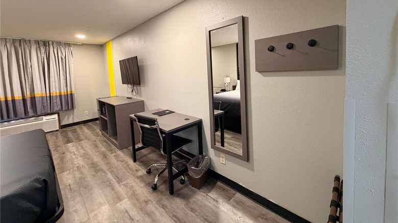 <b>Super 8 Macomb Room</b>. Images powered by <a href="https://iceportal.shijigroup.com/" title="IcePortal" target="_blank">IcePortal</a>.